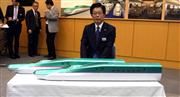 北海道新幹線の車両デザインが決まり紹介する島田社長＝ＪＲ北海道本社