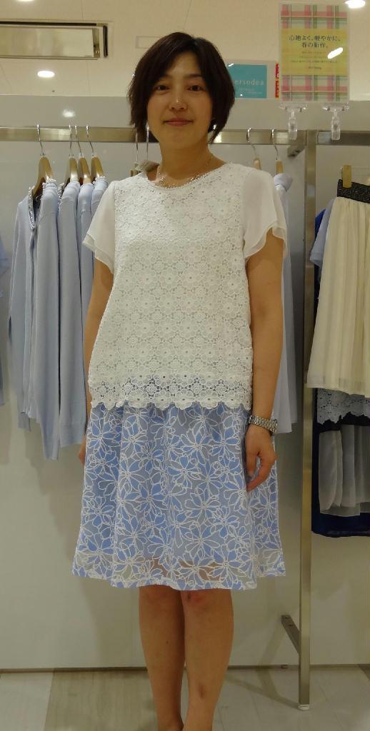 「ペルソデアブルーレーベル」のレース使いのカットソーとスカート。今年は各ブランドでスカートコーディネートを押す方針だ＝千葉市美浜区のイオン幕張新都心店