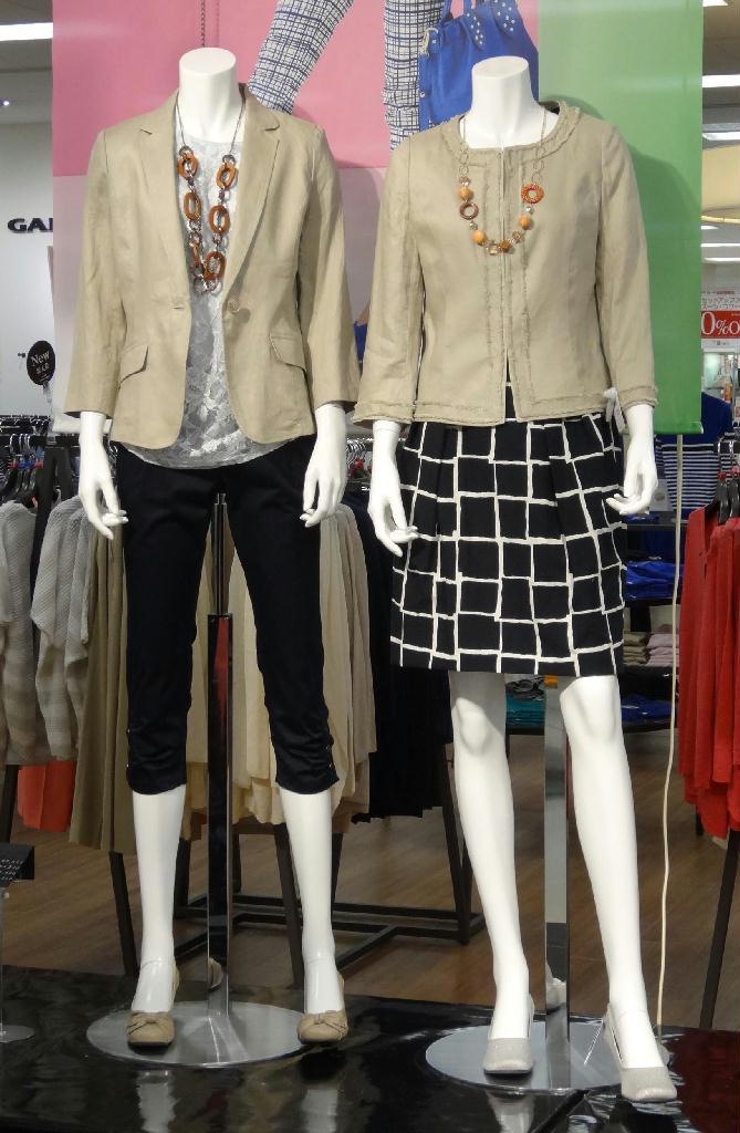 イトーヨーカドー「ギャローリア」。ジャケットは注目素材・麻で仕立て、スカートには単色チェック柄を採用するなどトレンドを盛り込む＝東京都江東区のイトーヨーカドー木場店都心店