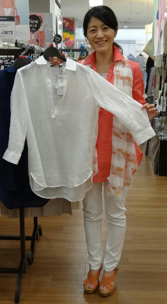 「ギャローリア」のスキッパーシャツは麻の中でも光沢感の強いフレンチリネン。白色スキニーパンツはジャガード織で透けにくい工夫も＝東京都江東区のIイトーヨーカドー木場店