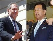 ４月１７日の協議を終えた後のマイケル・フロマン米通商代表（左）と甘利明（あまり・あきら）ＴＰＰ（環太平洋戦略的経済連携協定）担当相＝２０１４年、米国・首都ワシントン（共同）