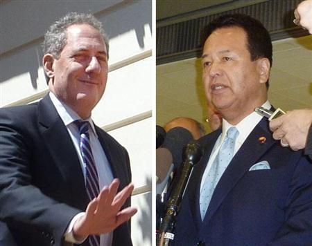４月１７日の協議を終えた後のマイケル・フロマン米通商代表（左）と甘利明（あまり・あきら）ＴＰＰ（環太平洋戦略的経済連携協定）担当相＝２０１４年、米国・首都ワシントン（共同）