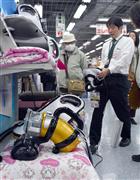 花粉やＰＭ２・５対策で消費者の注目を集める布団用掃除機の売り場＝大阪市北区のヨドバシカメラマルチメディア梅田