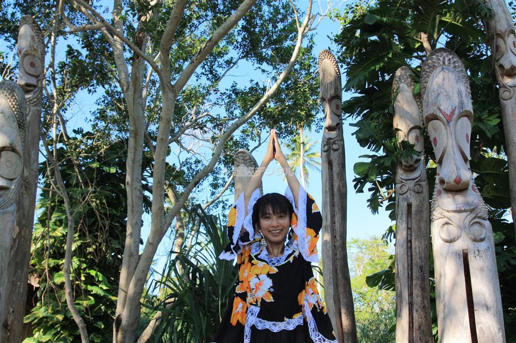 地元の人々が恐れるタムタムと記念撮影しました＝２０１２年７月１日、バヌアツ（相川梨絵さん提供）