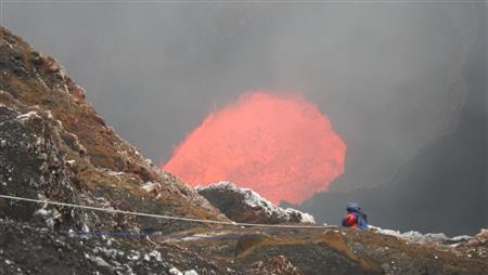 火山の島として有名なアンブレム島。マルム火山の火口に近づこうとするニュージーランドの冒険カメラマンは、地元バヌアツでも有名になりました＝２０１３年６月９日、バヌアツ（相川梨絵さん提供）