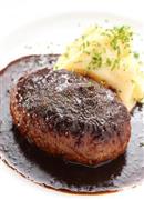 看板メニューののボリュームたっぷりのハンバーグ。空腹感を満たしてくれる