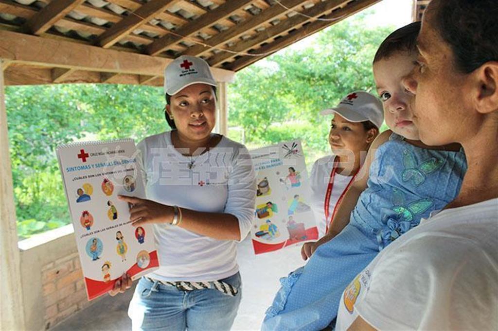 中米ニカラグアで、地元住民にデング熱感染防止のための啓発活動を行う赤十字のボランティア（国際赤十字社・赤新月社連盟提供・共同）