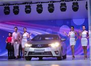 ２０日、開幕した北京モーターショーで２０１５年中に現地生産のＨＶ版の発売が明かされたトヨタ・カローラ（川越一撮影）
