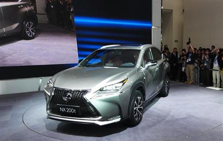 ２０日、開幕した北京モーターショーでトヨタが初公開したレクサスの小型ＳＵＶ「ＮＸ」（川越一撮影）