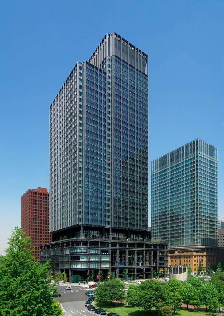 三菱地所の「新丸の内ビルディング」。今月から契約電力の約半分を再生可能エネルギーで賄っている