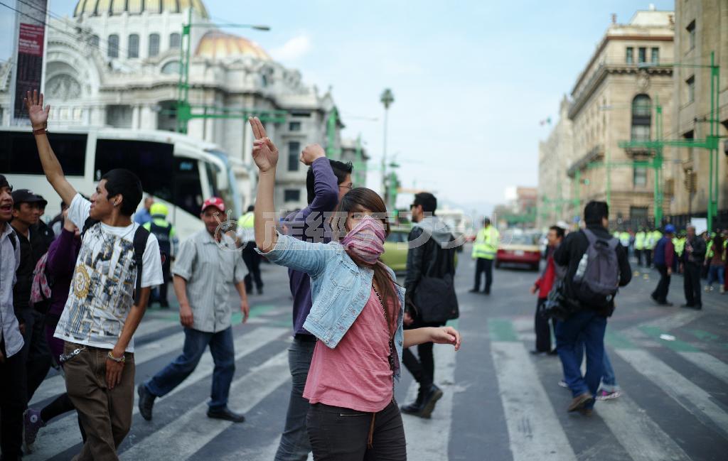 デモで首都メキシコ市中心の大通りを閉鎖する若者ら＝メキシコ（緑川真実さん撮影）
