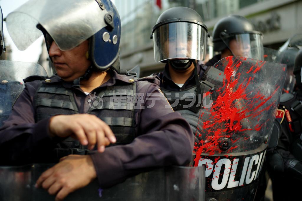 デモを制圧する警官隊。メキシコでは警察官は憎まれ役だ＝メキシコ・首都メキシコ（緑川真実さん撮影）