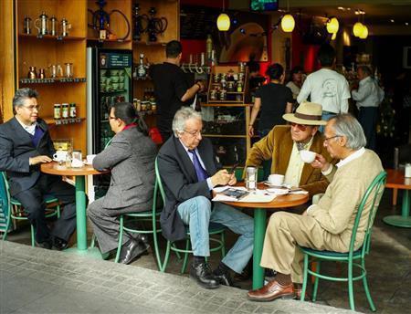 オープンカフェで過ごす人々＝メキシコ・首都メキシコ市（緑川真実さん撮影）