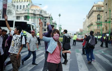 デモで首都メキシコ市中心の大通りを閉鎖する若者ら＝メキシコ（緑川真実さん撮影）