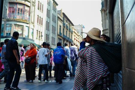 警官隊によって道が封鎖され途方に暮れる市民＝メキシコ・首都メキシコ市（緑川真実さん撮影）