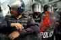 デモを制圧する警官隊。メキシコでは警察官は憎まれ役だ＝メキシコ・首都メキシコ（緑川真実さん撮影）