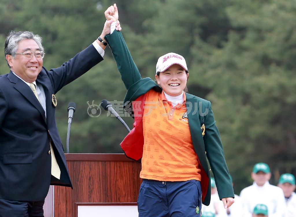 史上最年少で優勝し、グリーンジャケットを着せてもらう勝みなみ。１５歳の高校１年生が歴史を塗り替えた＝２０１４年４月２０日、熊本県菊池郡菊陽町・熊本空港カントリークラブ（中川春佳撮影）