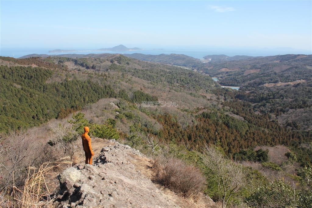 アントニー・ゴームリー「ＡＮＯＴＨＥＲ＿ＴＩＭＥ＿ＸＸ」遠景（提供写真）