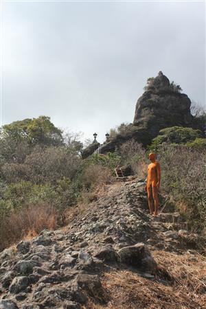 千燈プロジェクト＿アントニー・ゴームリー「ＡＮＯＴＨＥＲ＿ＴＩＭＥ＿ＸＸ（もうひとつの時間）」（提供写真）