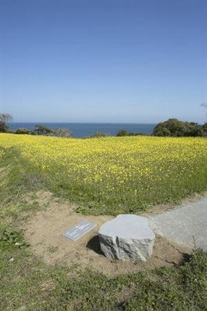 オノ・ヨーコ「見えないベンチ」（提供写真）