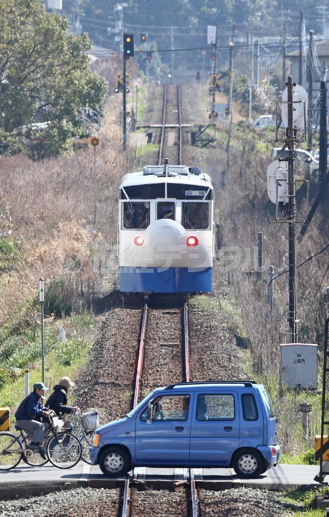 単線の軌道上をのんびり走る新幹線もどきの観光列車「鉄道ホビートレイン」＝２０１４年３月１５日、愛媛県宇和島市のＪＲ宇和島駅－北宇和島駅間（尾崎修二撮影）