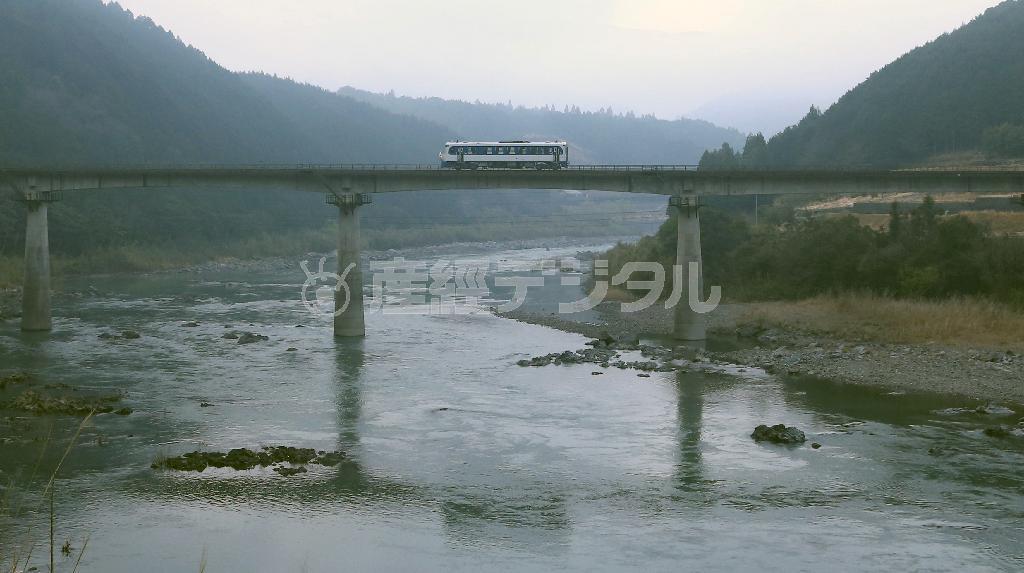 朝もやの中、四万十川を渡る観光列車「鉄道ホビートレイン」＝２０１４年３月１６日、高知県高岡郡四万十町のＪＲ土佐昭和駅－土佐大正駅間（尾崎修二撮影）