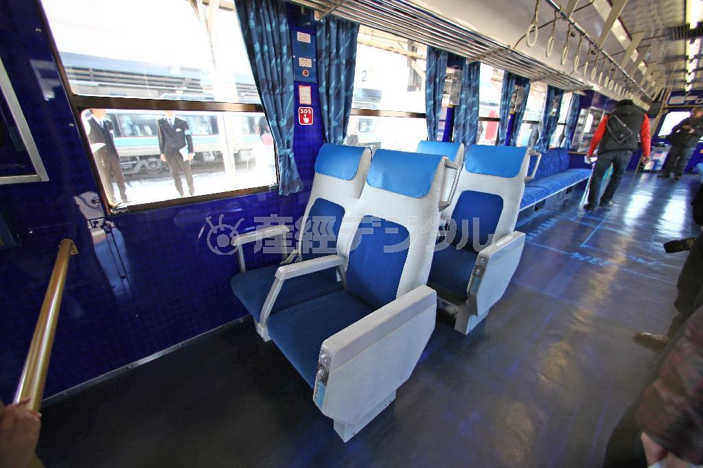 観光列車「鉄道ホビートレイン」の車内には実際に０系新幹線で使用されていた座席（シートは貼り替え）も設置され、なんとも不思議なムード＝愛媛県宇和島市のＪＲ宇和島駅（尾崎修二撮影）