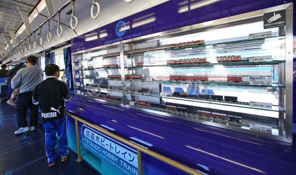 観光列車「鉄道ホビートレイン」の車内に設置されたショーケースには鉄道模型が並べられ、まるで博物館のよう＝２０１４年３月１５日、愛媛県宇和島市のＪＲ宇和島駅（尾崎修二撮影）