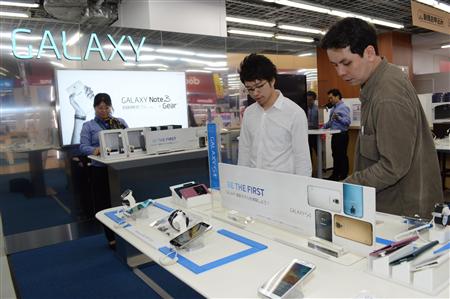 最新のグローバルモデルが並ぶギャラクシーショップ＝東京都千代田区のビックカメラ有楽町店