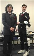「ロボットスーツＨＡＬ」を披露する山海嘉之社長（左）