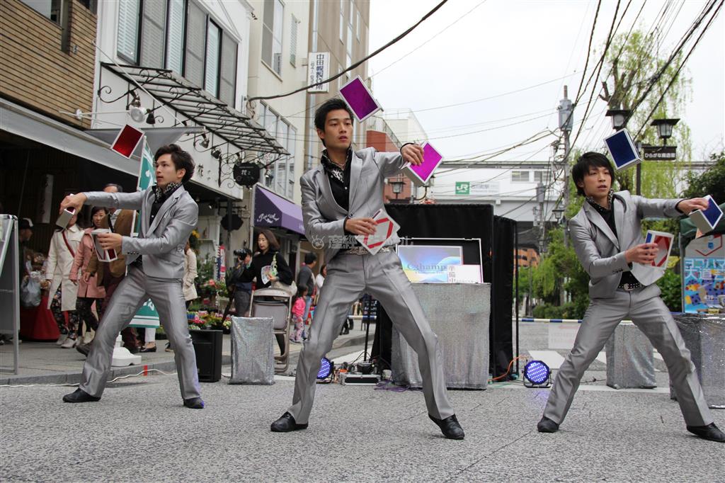 若手実力派芸人によるユニット「Ｃ３ｈａｍｐｓ」は、ジャグリングやスポーツスタッキングなどを組み合わせた演技で観客を沸かせた＝２０１４年４月２０日、神奈川県横浜市中区の石川商店街（田中幸美撮影）