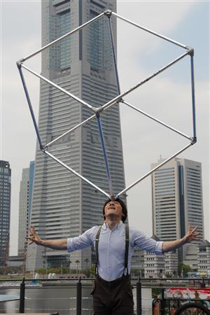 日本では珍しい大きな立方体を操る「キューブアクト」を披露したサクノキさんのパフォーマンスは、港町ヨコハマによく似合う＝２０１４年４月１９日、神奈川県横浜市中区の運河パーク（田中幸美撮影）