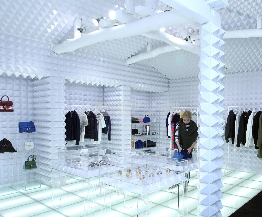 無機質なピラミッドの連なりと、丸太の形をとどめる梁（はり）が共存する店内は、アーティスト、木村浩一郎さんのデザイン＝２０１４年４月３日、東京都渋谷区の「ＬＡＩＬＡ＿ＴＯＫＩＯ」（野村成次撮影）