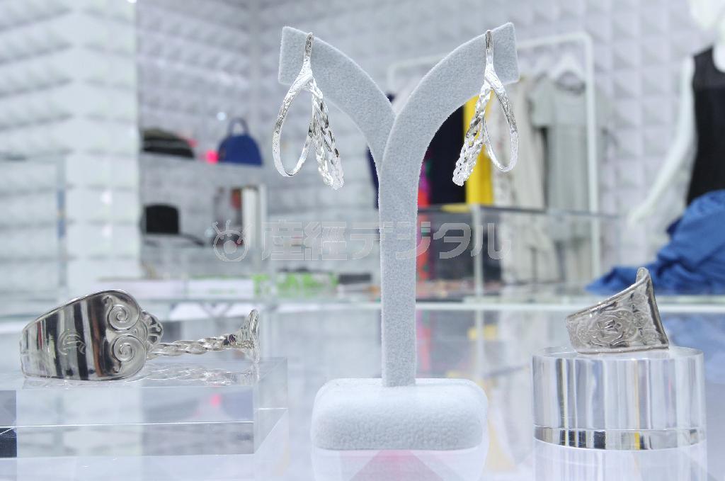 「幸福のお守り」とされる欧米の食器をアクセサリーにした「カトラリー＆ビジュー」。今シーズンはティファニーの銀食器を使った、リング（右、５万円）、ピアス（中、２万５５００円）、バングル（左、６万円）などを展開＝２０１４年４月３日、東京都渋谷区の「ＬＡＩＬＡ＿ＴＯＫＩＯ」