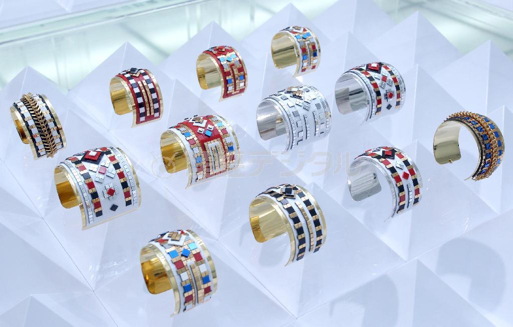 色鮮やかなピクセルを繊細に配した「アシェール」のバングル。大５万６０００円、小５万１０００円（価格はすべて別売）＝２０１４年４月３日、東京都渋谷区の「ＬＡＩＬＡ＿ＴＯＫＩＯ」