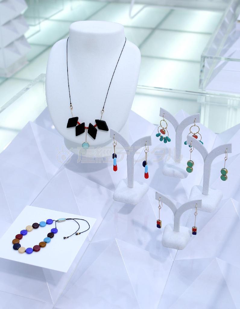 米カリフォルニア州ロサンゼルス出身のジュエリーデザイナー、ロニー・カポスは１９２０～３０年代のアンティークビーズでアクセサリーを制作。ネックレス（２万４７５０円）、ブレスレット（１万７６００円）、ピアスは１万７６００円～２万８００円＝２０１４年４月３日、東京都渋谷区の「ＬＡＩＬＡ＿ＴＯＫＩＯ」