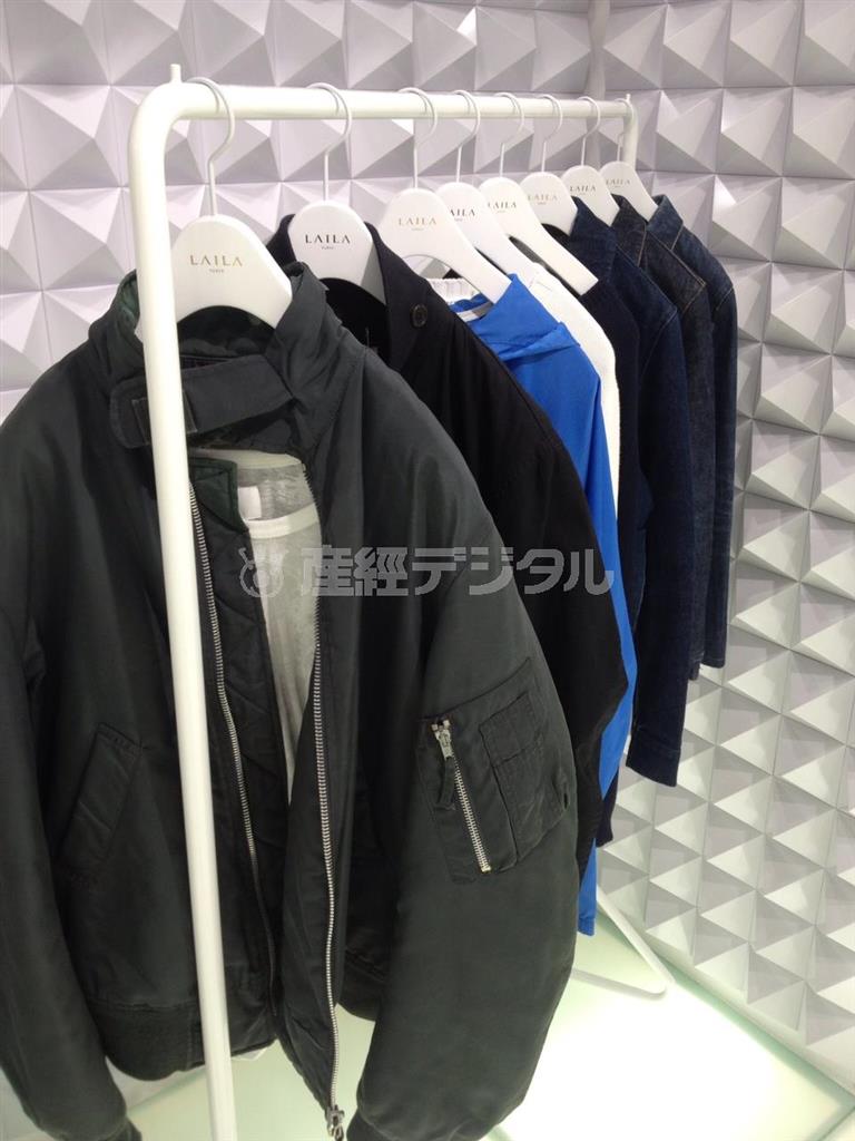 ミニマルなデザインのヘルムート＿ラングのビンテージのジャケット。タグにより何年のコレクションかがわかる＝２０１４年４月３日、東京都渋谷区の「ＬＡＩＬＡ＿ＴＯＫＩＯ」