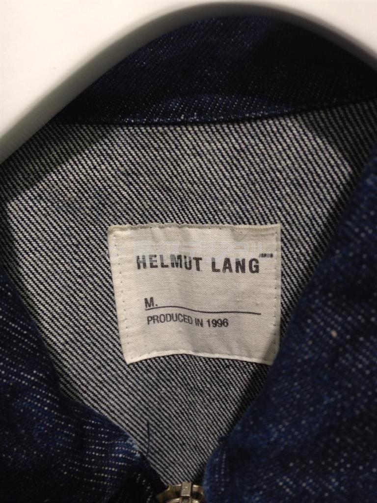 ミニマルなデザインのヘルムート＿ラングのビンテージのジャケット。タグにより何年のコレクションかがわかる＝２０１４年４月３日、東京都渋谷区の「ＬＡＩＬＡ＿ＴＯＫＩＯ」