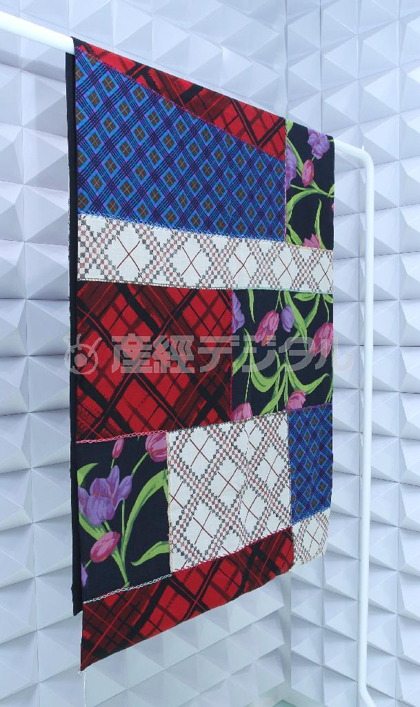 ８０年代のイヴ＿サンローランのドレスとブラウス、８０年代のベッツィ＿ジョンソンのドレスのパネルを組み合わせた「リファブリック」シリーズのストール。アートステッチは１つずつ糸の色や縫い方が異なる。ステッチ入りは１２万円。ほか手刺繍のない４万５０００円のものもある＝２０１４年４月３日、東京都渋谷区の「ＬＡＩＬＡ＿ＴＯＫＩＯ」