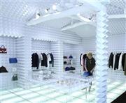 無機質なピラミッドの連なりと、丸太の形をとどめる梁（はり）が共存する店内は、アーティスト、木村浩一郎さんのデザイン＝２０１４年４月３日、東京都渋谷区の「ＬＡＩＬＡ＿ＴＯＫＩＯ」（野村成次撮影）