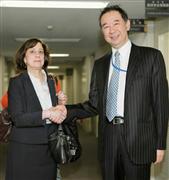 ＴＰＰの日米交渉で事務レベル協議に臨むカトラー次席通商代表代行（左）と大江博首席交渉官代理＝２２日午前、外務省（代表撮影）