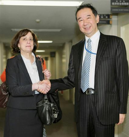 ＴＰＰの日米交渉で事務レベル協議に臨むカトラー次席通商代表代行（左）と大江博首席交渉官代理＝２２日午前、外務省（代表撮影）