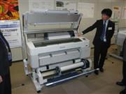 セイコーエプソンが発売する大判インクジェットプリンター「ＳＣ－Ｔ５２ＤＭＦＰ」＝２３日、東京都新宿区