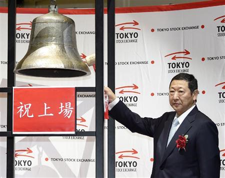 東京証券取引所第１部に上場し、鐘を鳴らす西武ホールディングスの後藤高志社長＝２３日午後、東京・日本橋兜町