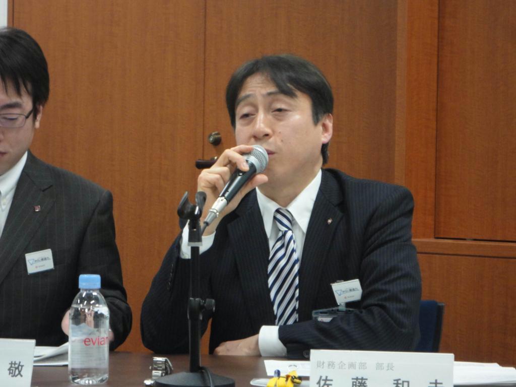 資産運用方針を発表する日本生命保険の佐藤和夫財務企画部長＝２２日、東京都千代田区