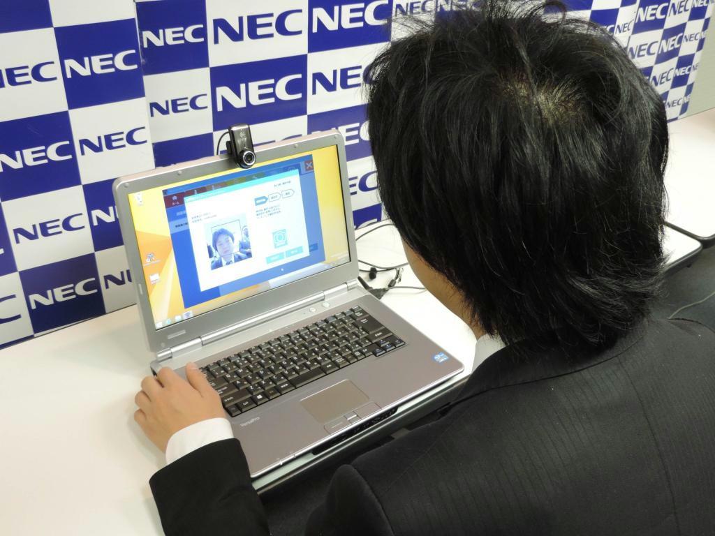 顔認証でパソコンにログオンできるＮＥＣのソフトウエア＝２２日、東京都港区