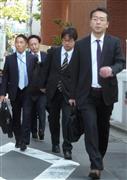 太陽商会に強制調査に入る証券取引等監視委員会の係官＝２３日午前８時３８分、東京都渋谷区