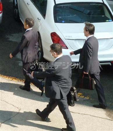 太陽商会に強制調査に入る証券取引等監視委員会の係官＝２３日午前８時３９分、東京都渋谷区