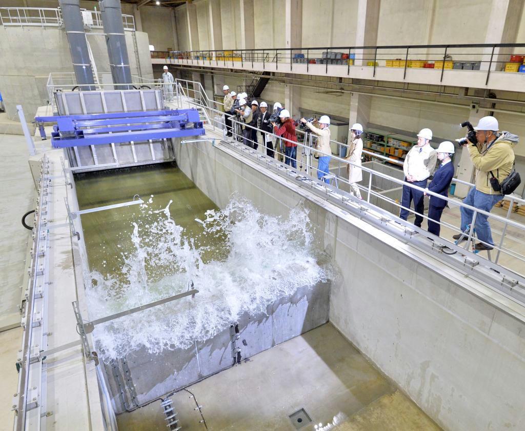 電中研が公開した巨大津波を再現できる「津波・氾濫流水路」。防潮堤に津波をぶつける実験を行った＝２２日、千葉県我孫子市