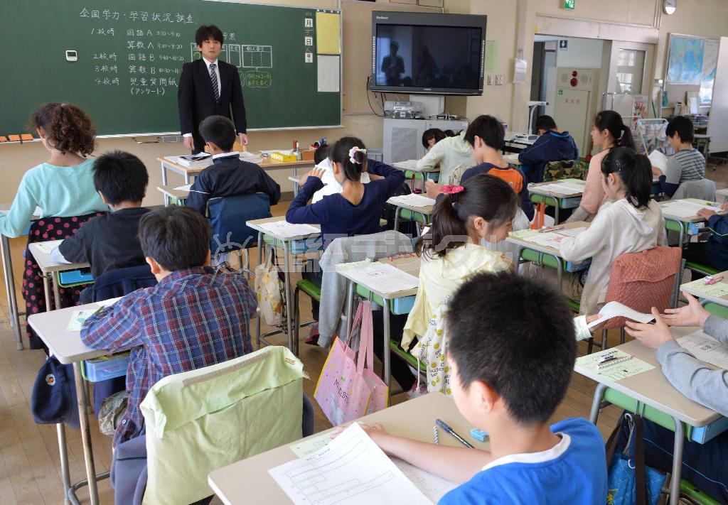 東京都内の小学校で行われた全国学力テスト＝２０１４年４月２２日午前（原田史郎撮影）